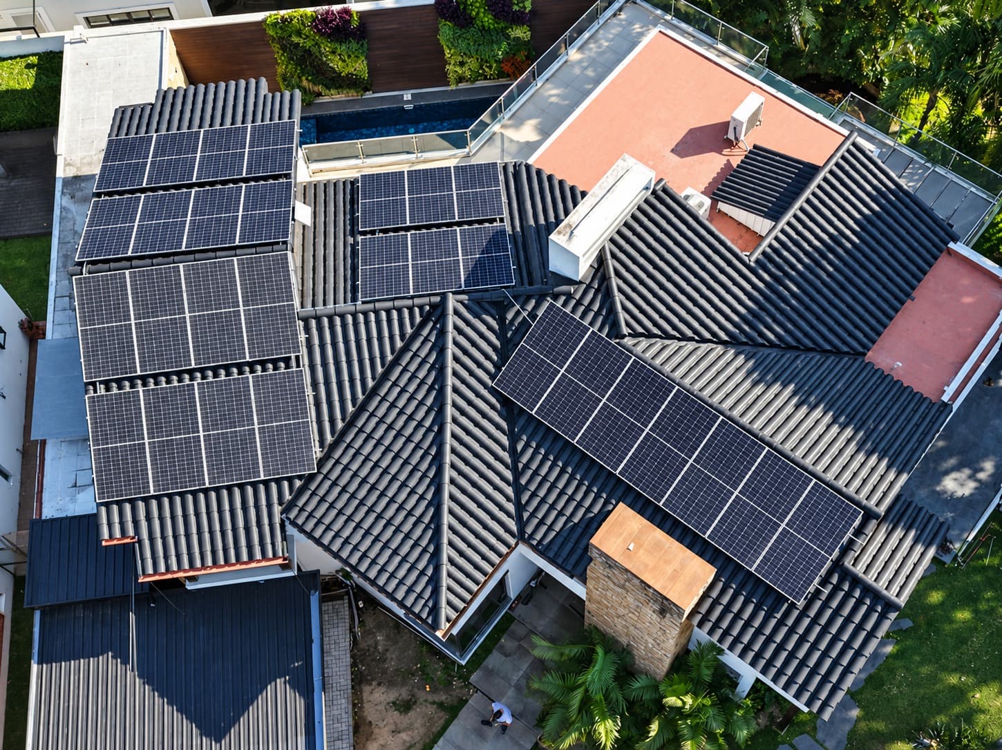 Vista aérea de una vivienda con paneles solares